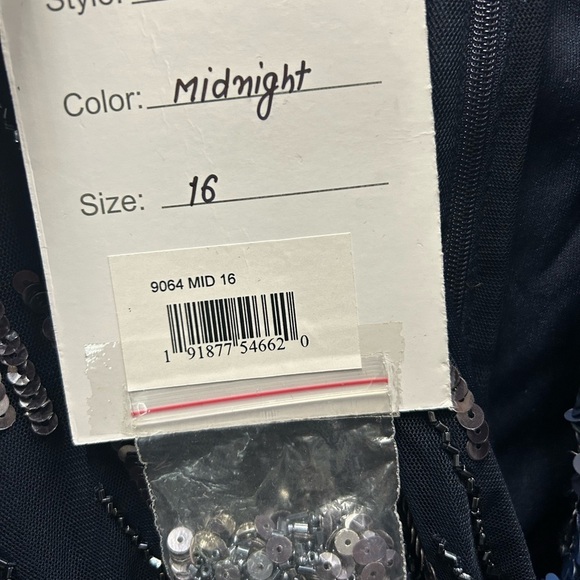 Mac Duggal 9064 NWT EMBELLISHED CAP SLEEVE FAUX WRAP TRUMPET GOWN - NWOT - Picture 12 of 12